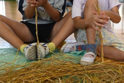 稲刈りに向けて「すがい」準備～小学生が楽しく藁を編む